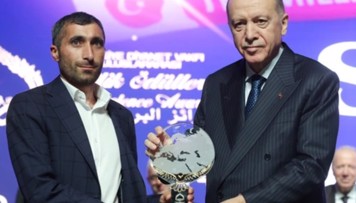 erdogan-kohne-avtomobilinde-turkiye-ucun-yardim-aparan-azerbaycanlini-mukafatlandirdi